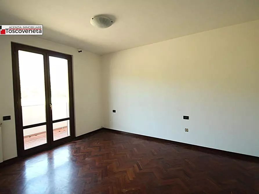 Immagine 10 di Appartamento in vendita  a Lucca