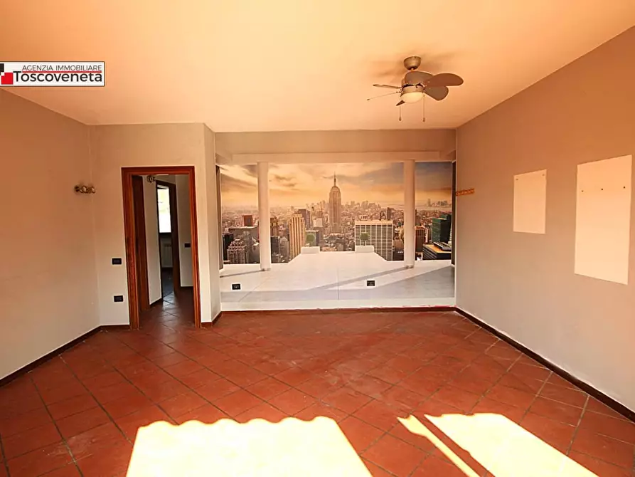 Immagine 2 di Appartamento in vendita  a Lucca