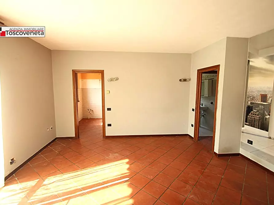 Immagine 4 di Appartamento in vendita  a Lucca