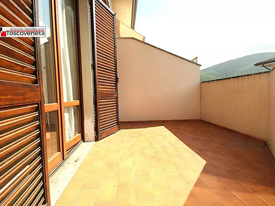 Immagine 9 di Appartamento in vendita  a Lucca