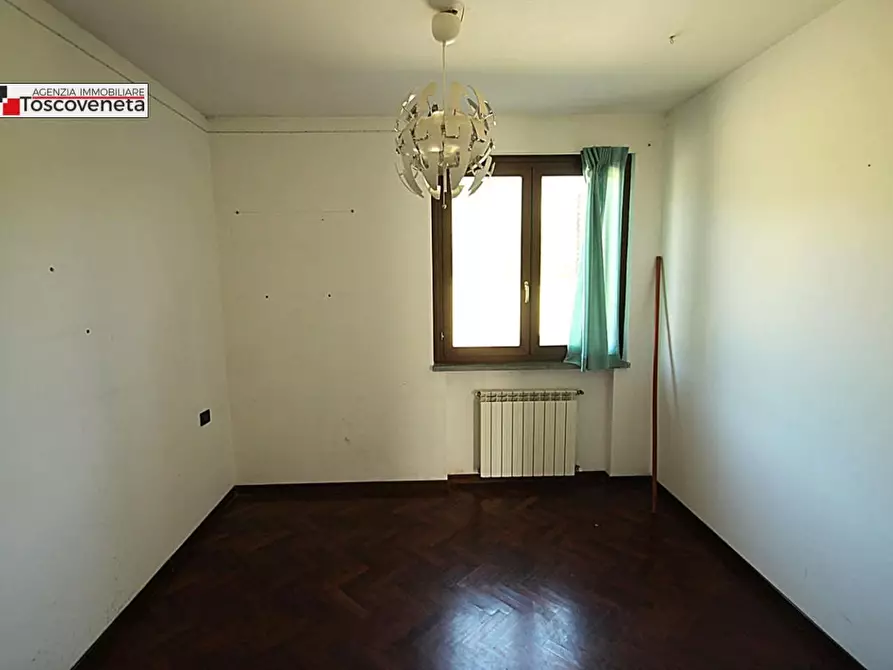 Immagine 17 di Appartamento in vendita  a Lucca