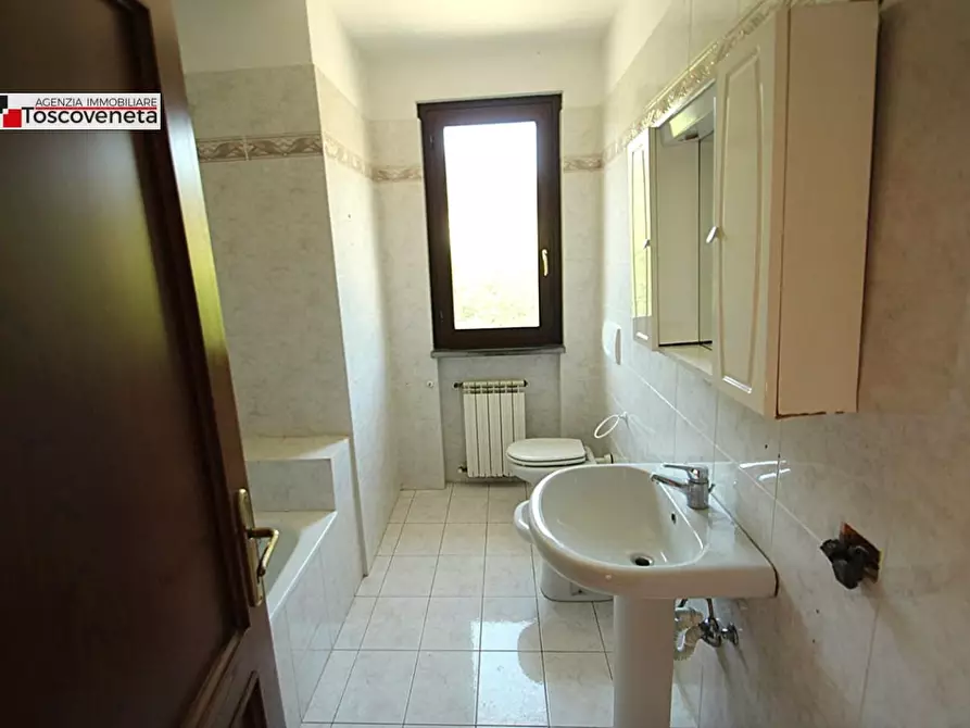 Immagine 15 di Appartamento in vendita  a Lucca