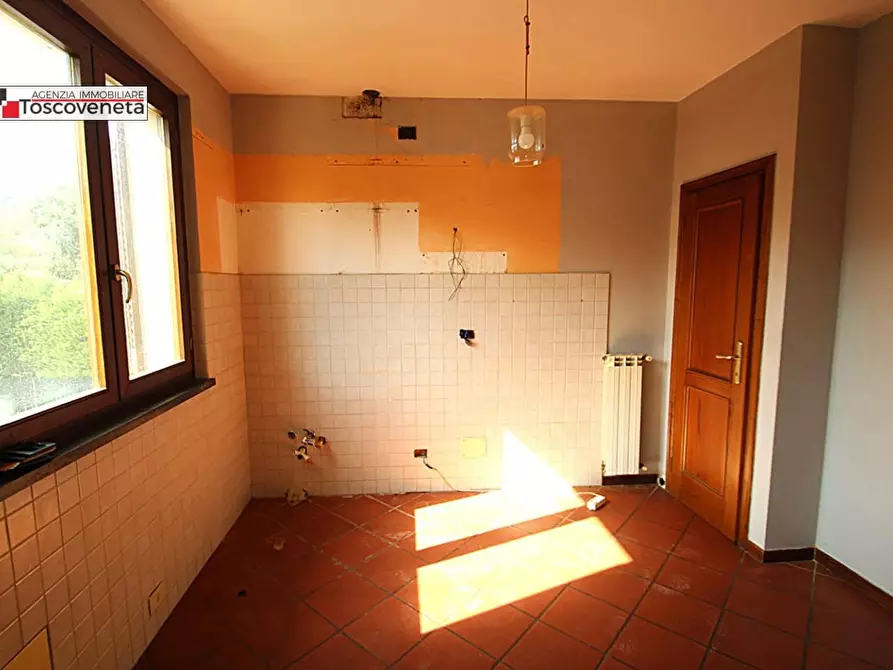 Immagine 5 di Appartamento in vendita  a Lucca