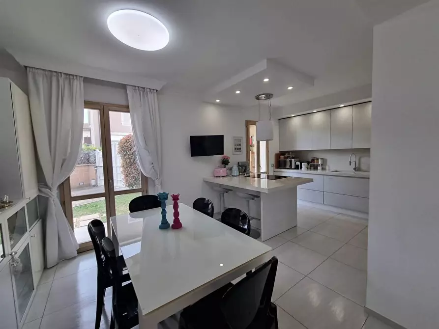 Immagine 17 di Villa in vendita  a Cascina