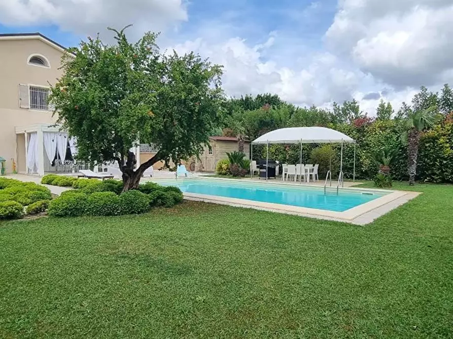 Immagine 6 di Villa in vendita  a Cascina