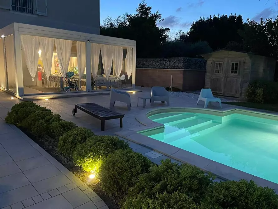 Immagine 1 di Villa in vendita  a Cascina