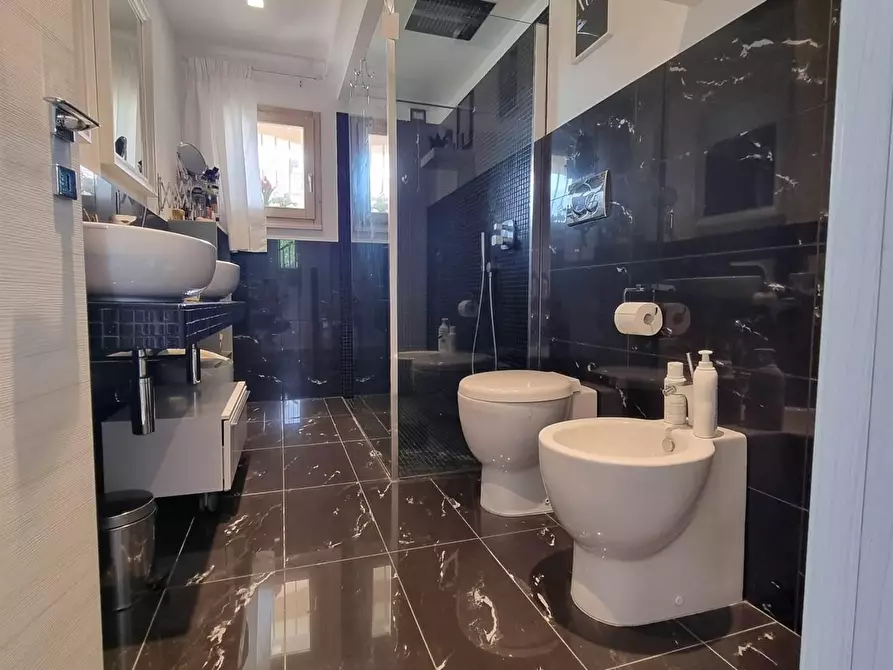 Immagine 19 di Villa in vendita  a Cascina