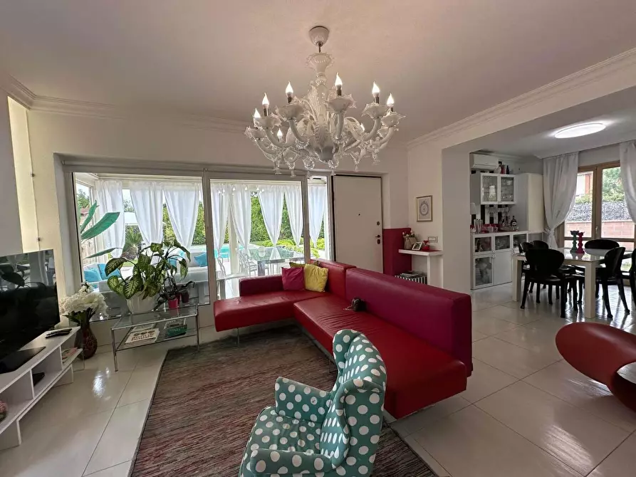 Immagine 11 di Villa in vendita  a Cascina