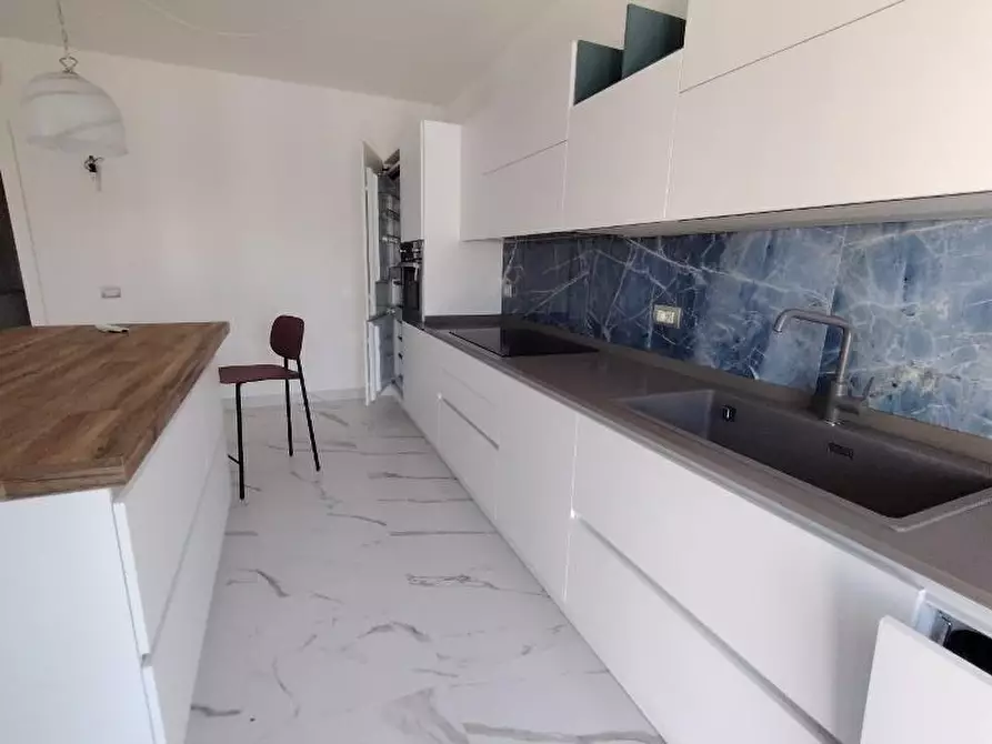 Immagine 12 di Appartamento in vendita  a Carrara