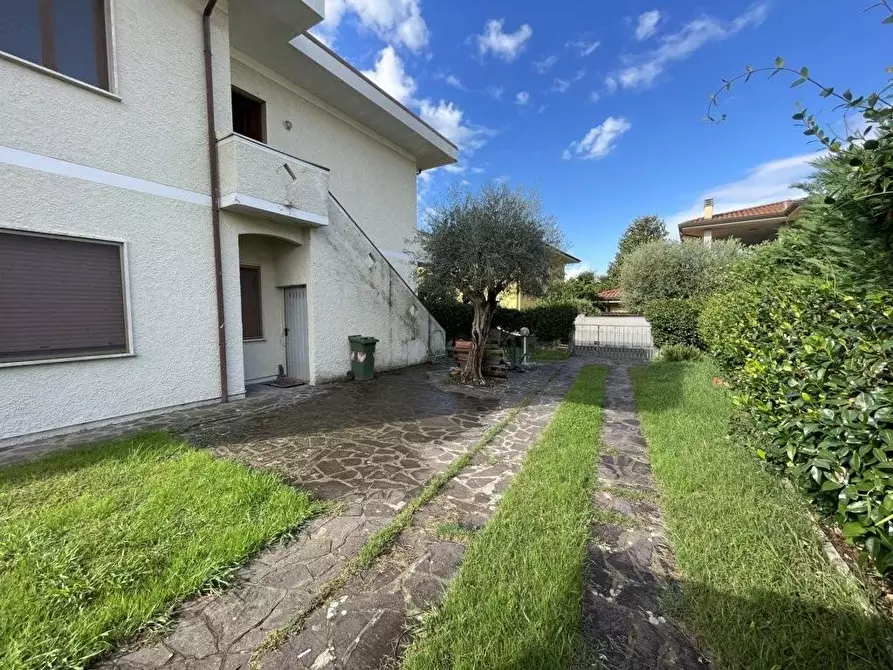 Immagine 24 di Appartamento in vendita  a Lucca