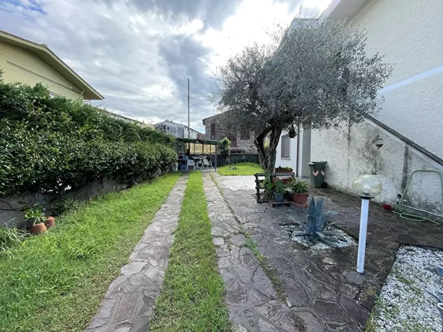 Immagine 25 di Appartamento in vendita  a Lucca