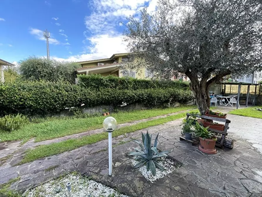 Immagine 29 di Appartamento in vendita  a Lucca