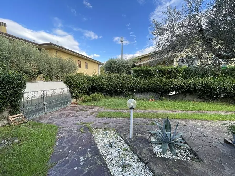 Immagine 28 di Appartamento in vendita  a Lucca