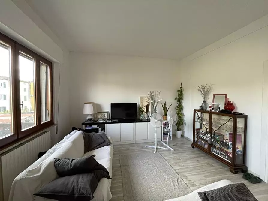 Immagine 2 di Appartamento in vendita  a Lucca