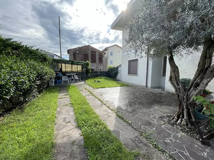 Immagine 27 di Appartamento in vendita  a Lucca