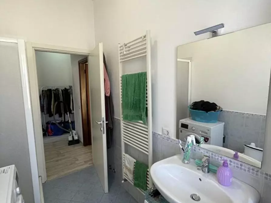 Immagine 21 di Appartamento in vendita  a Lucca