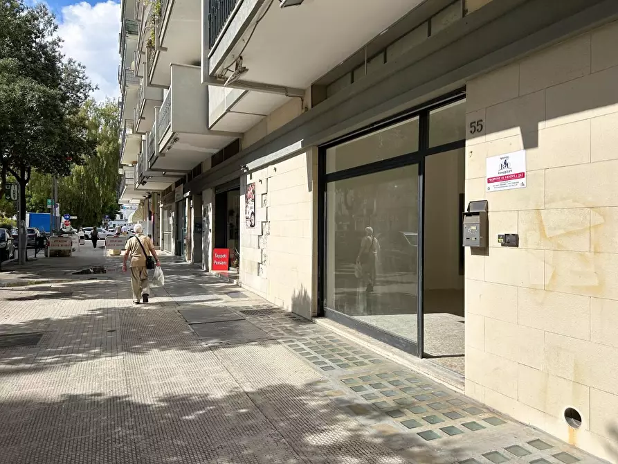Immagine 13 di Locale commerciale in vendita  a Lecce
