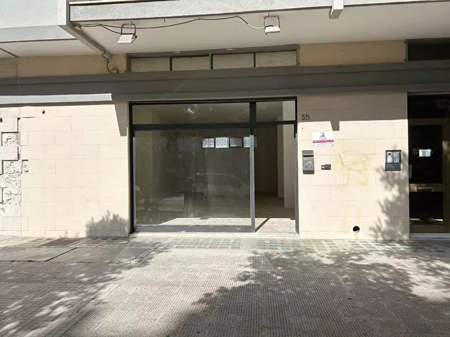 Immagine 11 di Locale commerciale in vendita  a Lecce