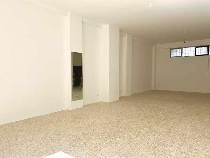 Immagine 6 di Locale commerciale in vendita  a Lecce