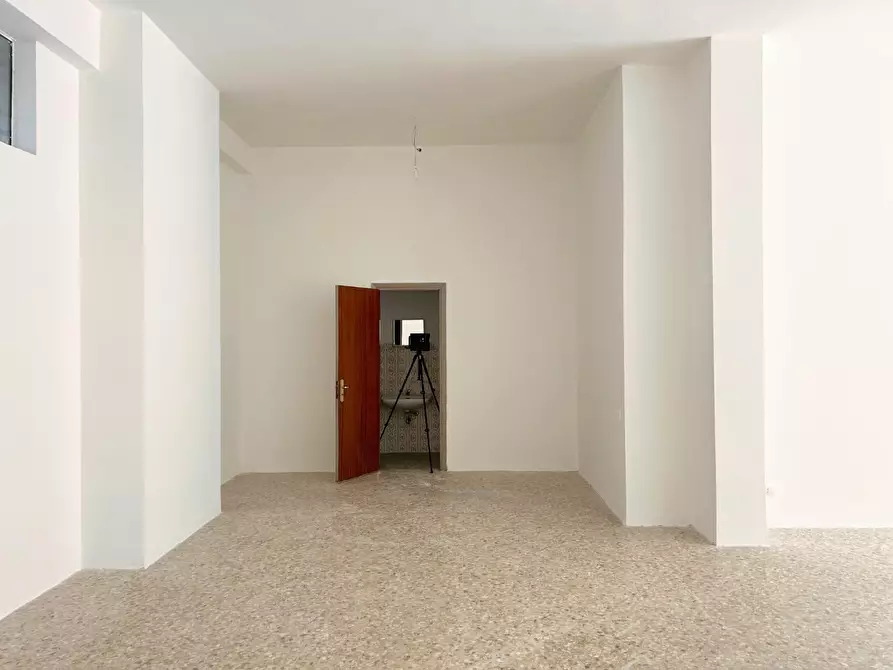 Immagine 8 di Locale commerciale in vendita  a Lecce