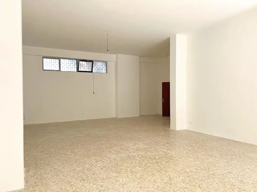 Immagine 7 di Locale commerciale in vendita  a Lecce