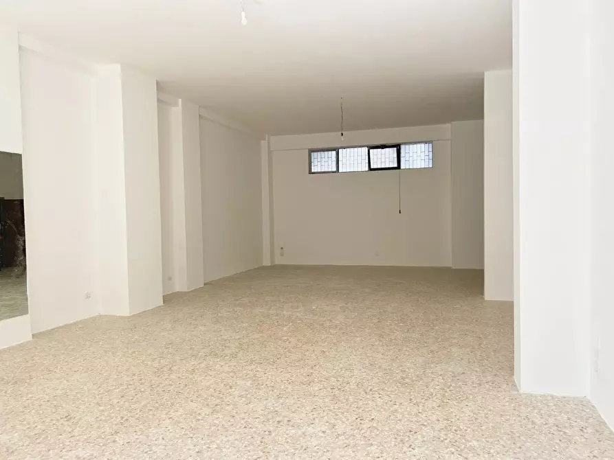 Immagine 5 di Locale commerciale in vendita  a Lecce