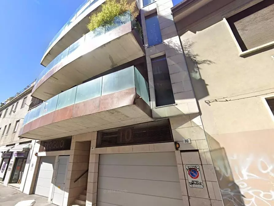 Immagine 1 di Garage in vendita  a Milano