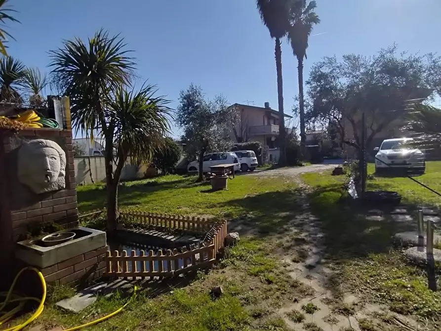 Immagine 2 di Casa quadrifamiliare in vendita  a Massa