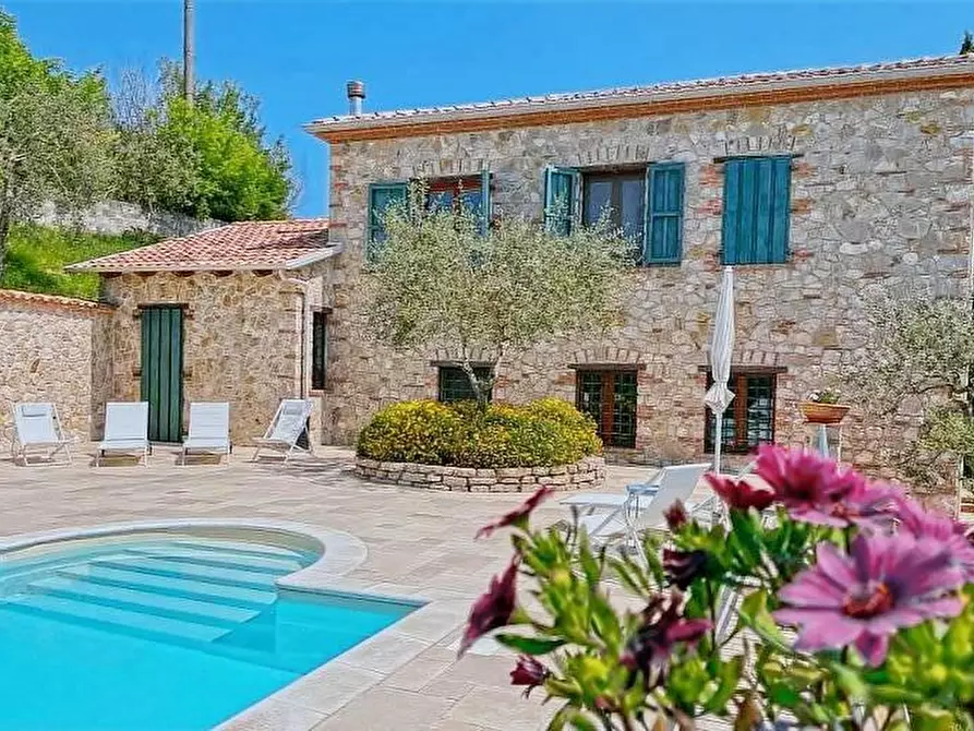 Immagine 2 di Villa in vendita  a Pietrasanta