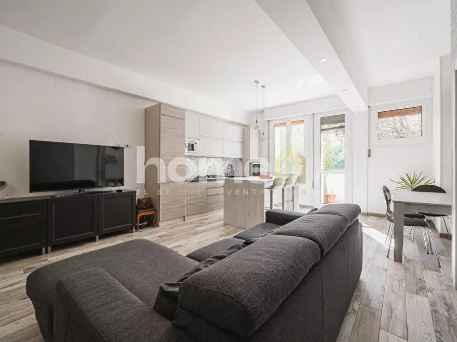 Immagine 5 di Appartamento in vendita  a Reggio Nell'emilia