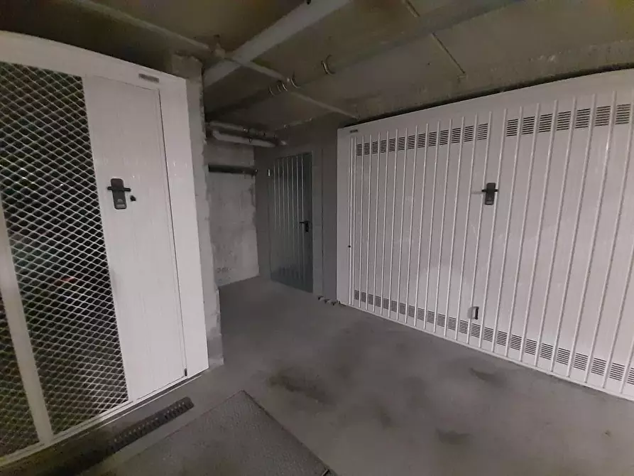 Immagine 1 di Magazzino in vendita  a Milano