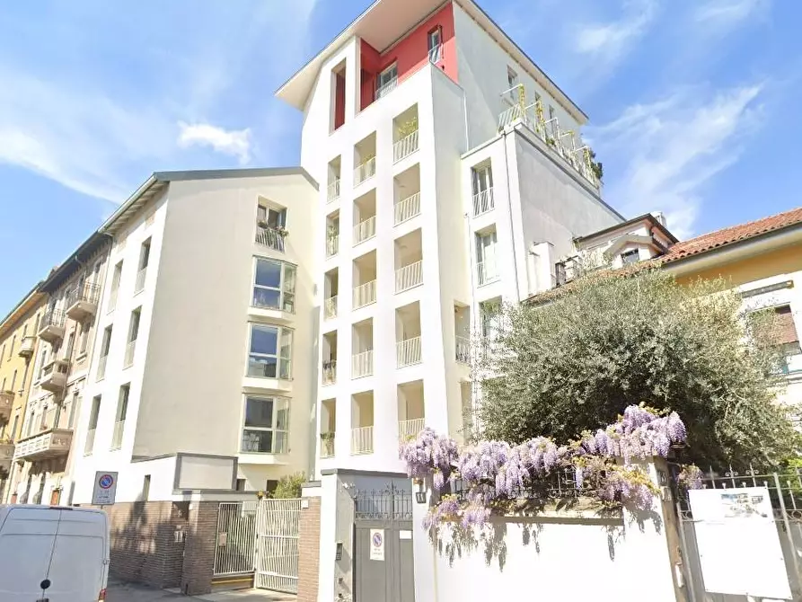 Immagine 2 di Magazzino in vendita  a Milano