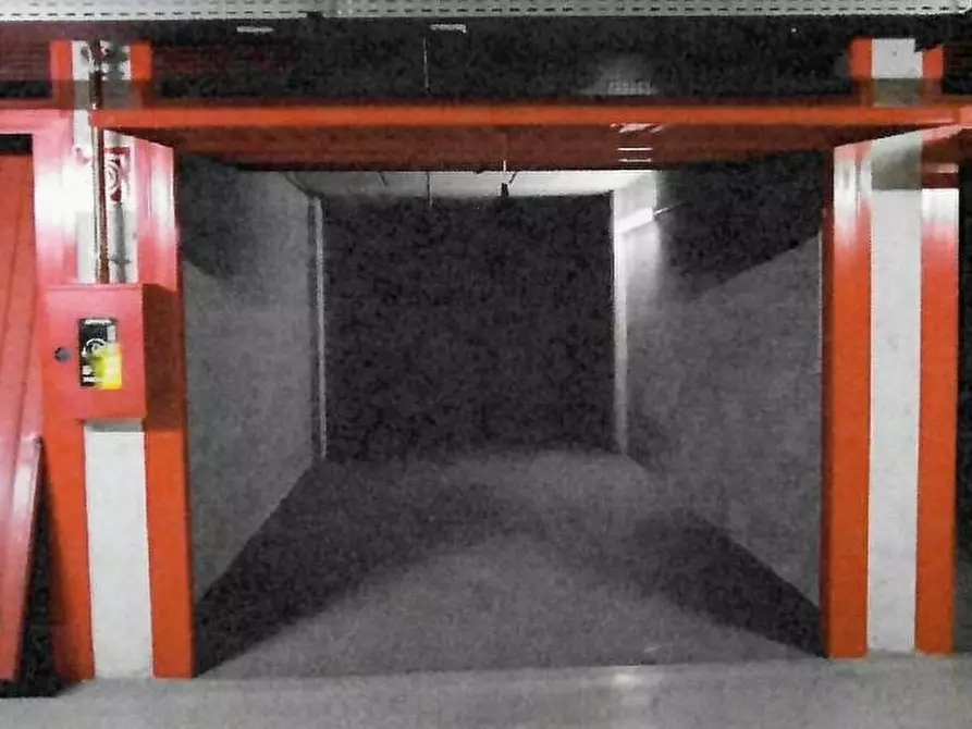 Immagine 1 di Garage in vendita  a Milano
