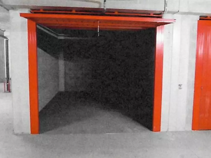 Immagine 1 di Garage in vendita  a Milano