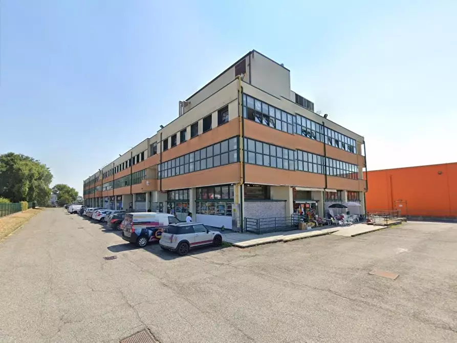 Immagine 2 di Magazzino in vendita  a Magenta