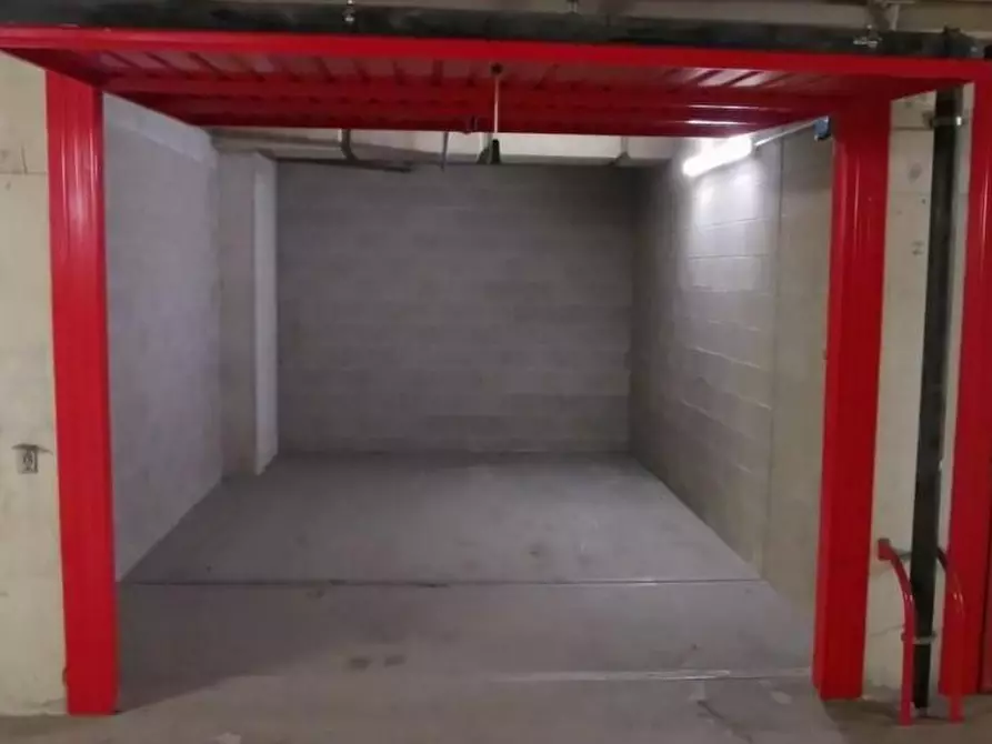 Immagine 1 di Garage in vendita  a Milano
