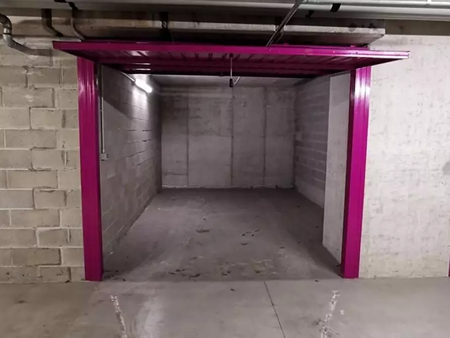 Immagine 1 di Garage in vendita  a Milano