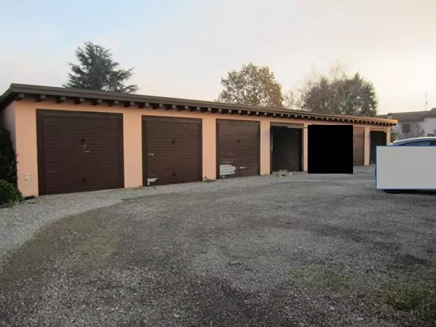 Immagine 1 di Garage in vendita  a Linarolo