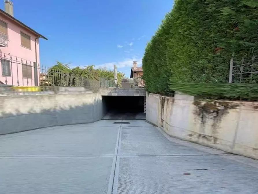 Immagine 1 di Garage in vendita  a Pavia