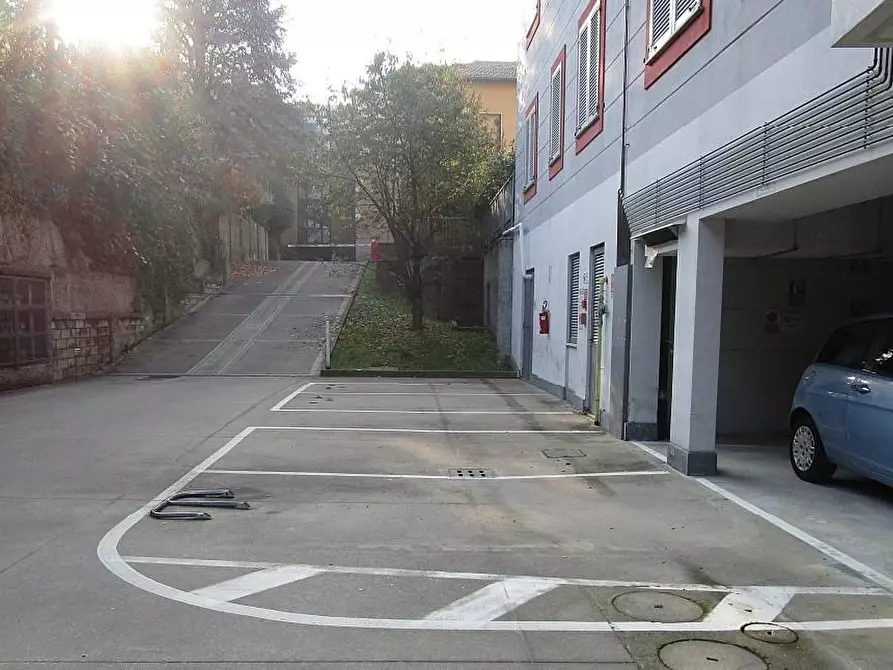 Immagine 1 di Garage in vendita  a Besana In Brianza