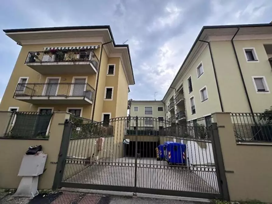 Immagine 1 di Garage in vendita  a Pavia