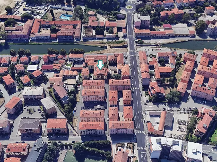 Immagine 2 di Garage in vendita  a Pavia