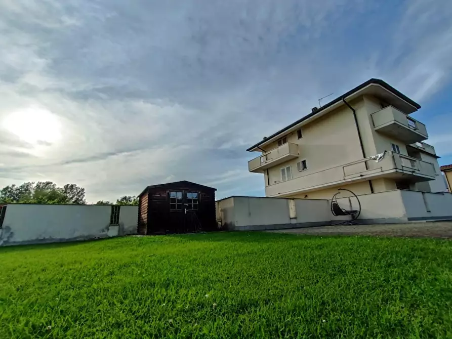 Immagine 2 di Villa in vendita  a Montignoso