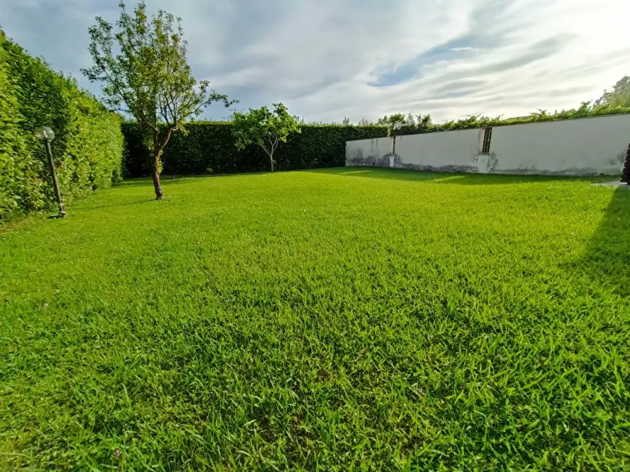 Immagine 56 di Villa in vendita  a Montignoso