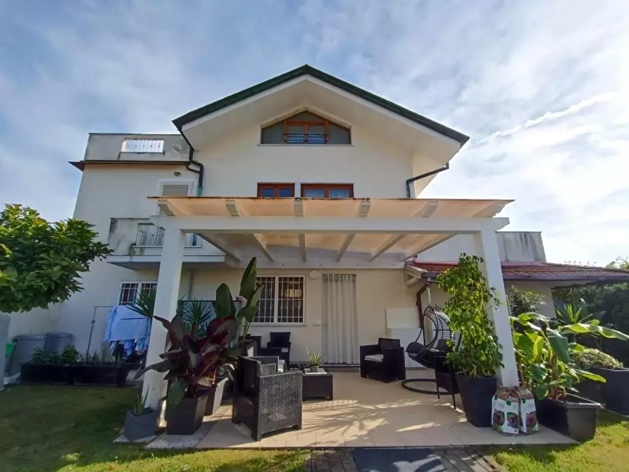 Immagine 4 di Villa in vendita  a Montignoso