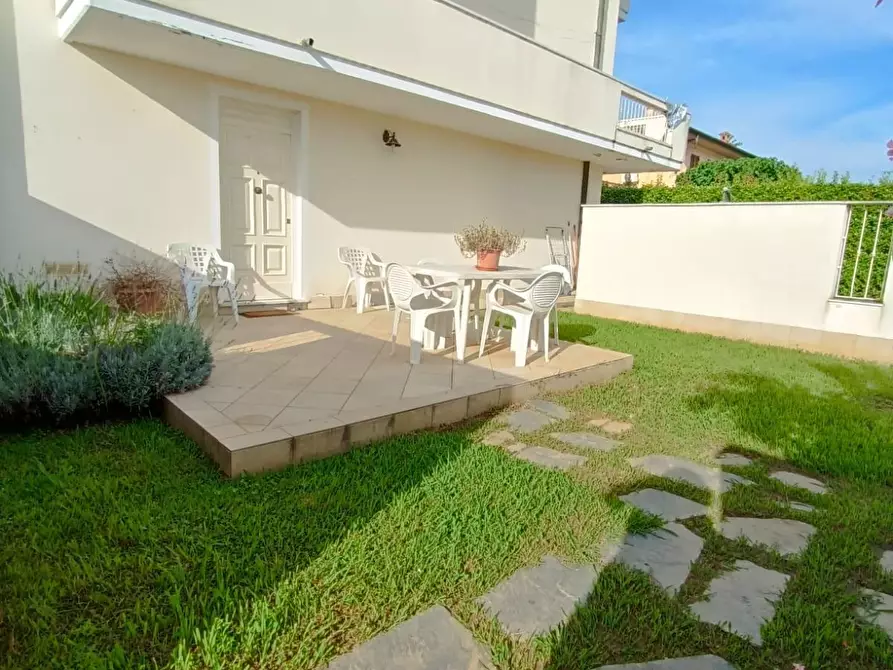 Immagine 6 di Villa in vendita  a Montignoso