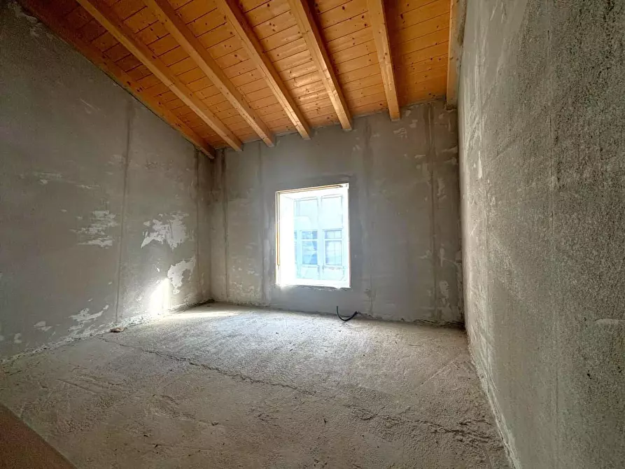 Immagine 11 di Appartamento in vendita  a Lucca