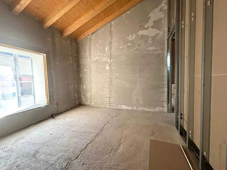 Immagine 12 di Appartamento in vendita  a Lucca