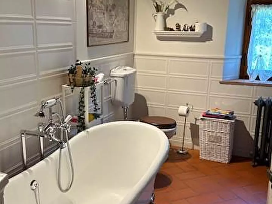 Immagine 24 di Casa colonica in vendita  a Vinci