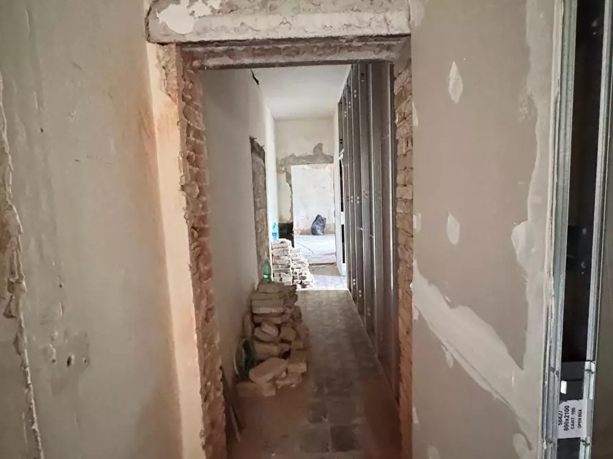 Immagine 11 di Appartamento in vendita  a Siena